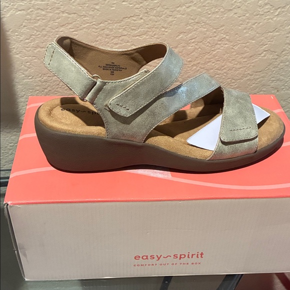 Easy Spirit NIB Kimberley gold wedge Strappy Sandal - Picture 1 of 6